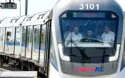 Sultan Selangor puji Anwar teruskan LRT3, pulih lima stesen