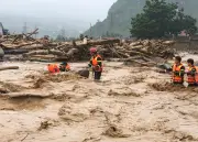 Tanah Runtuh Vietnam hancurkan rumah dan tanaman, banjir ragut empat nyawa
