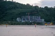 Thailand robohkan hotel haram di Phuket pulihkan pantai awam