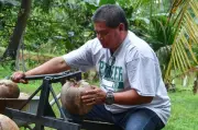 Usahawan Kelantan cipta alat kupas kelapa mudah alih untuk pasaran global