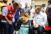Wanita OKU tempuh hujan naik tiga roda jumpa PM Anwar di Seremban