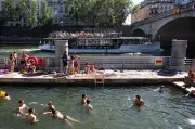 Warga Paris dan pelancong berenang di Seine selepas gelombang panas