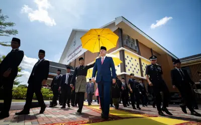 Sultan Perak rasmi Dewan Merdeka Majlis Perbandaran Manjung