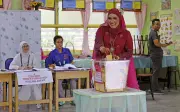 Pengantin wanita tiba di pusat pengundian dengan busana nikah merah